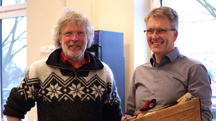 Präsident Harald Kusserow (re) und der Hauptausschuss verabschieden Philipp Uphoff (li) nach 14 Jahren Ehrenamt als stv. Regionalgruppenvorsitzender für Bremen. Bild: VGL Niedersachsen-Bremen / Maria Wokurka.