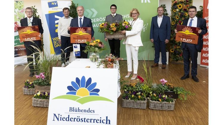 Blumenschmuckwettbewerb 2020: Landeshauptfrau Johanna Mikl-Leitner mit den Vertretern der Siegergemeinden Annatsberg, Großschönau und Tulln. Bild: © NLK Filzwieser. 