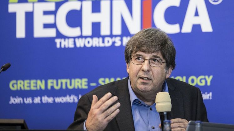 Rund 120 internationale Journalistinnen und Journalisten kamen zur Eröffnungspressekonferenz der DLG auf der diesjährigen Agritechnica. Prof. Dr. Arno Ruckelshausen von der Hochschule Osnabrück, einer der renommiertesten Forscher in der Feldrobotik, informierte die Medienvertreter über aktuelle Entwicklungen seiner Disziplin. Bild: DLG.