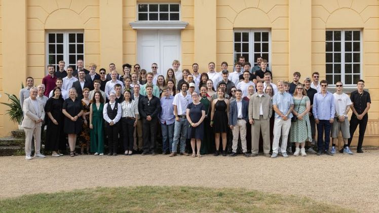 Die freigesprochenen Gärtnerinnen und Gärtner auf Schloss Dyck. Bild: Birgit Seidel.