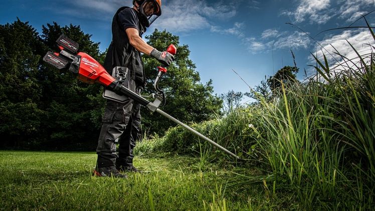 Die Drehzahl und damit die Schnittgeschwindigkeit bleibt auch unter hoher Last konstant, sodass selbst dichtes Gestrüpp oder zäher Wildwuchs effizient entfernt werden. Bild: Milwaukee.
