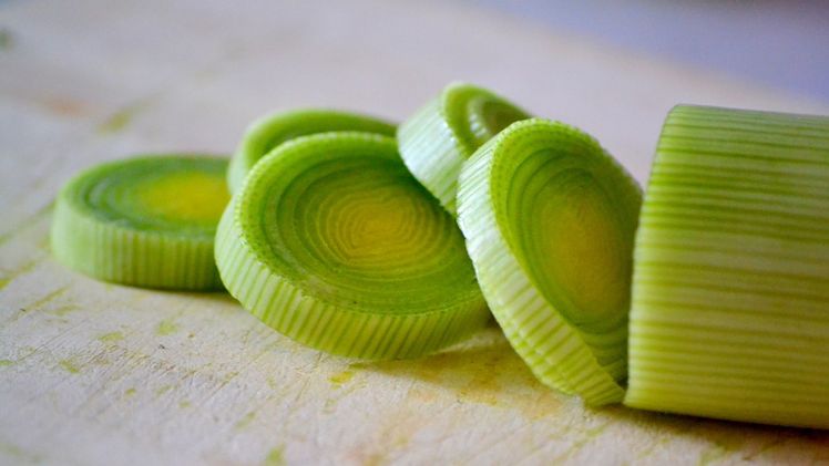 Lauch Viele Vitamine befinden sich im oberen grünen Teil, während der untere weiße Teil reich an Mineralstoffen ist. Bild: pd.