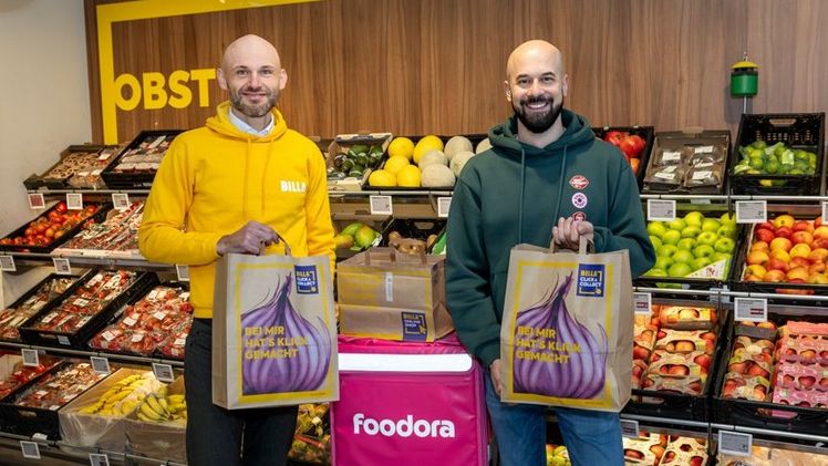 Igor Milojkovic (Leiter Vertrieb Innen bei BILLA) und Dragan Milovanovic (General Manager des Quick Commerce von foodora Österreich) freuen sich über den Start des ersten gemeinsamen Delivery Stores in Wien. Bild: © BILLA AG / Robert Harson.