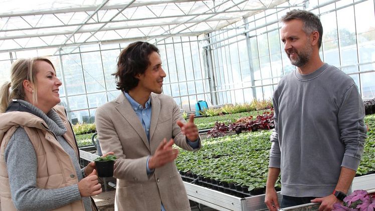 Klimaprofi Roldany Gutierrez und seine Assistentin Nathalie Richter beim Nachhaltigkeitsgespräch im grün erleben Gartencenter May Garden mit Steffen May. Bild: SAGAFLOR.