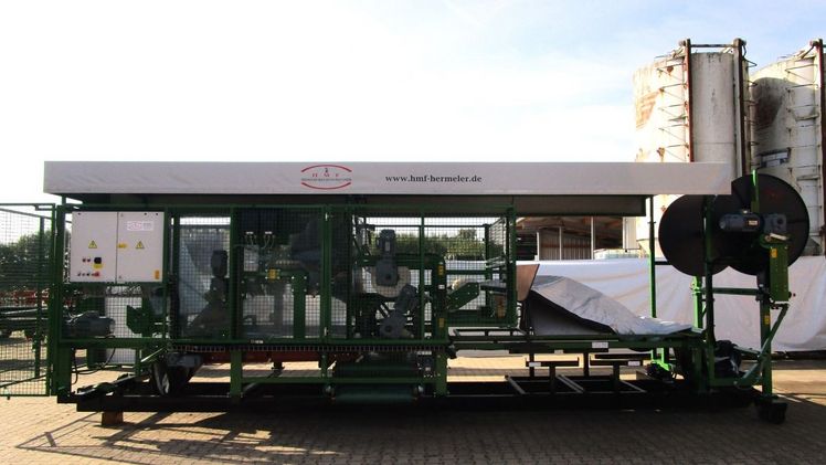 Der SPAFO ist eine Maschine, die die Taschen von sandgefüllter Folie aufschlitzt und entleert. Bild: HMF Hermeler Maschinenbau. 