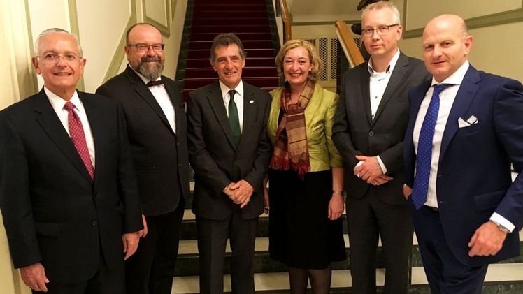 Die Mitglieder im Vorstand von Union Fleurs, dem Dachverband des Internationalen Blumen- und Pflanzengroßhandels v.l.n.r.: Augusto Solano, (Ascolflores, Kolumbien), Frank Zeiler (BGI, Deutschland) Richard Fox (KFC, Kenia), Sylvie Mamias (Generalsekretärin Union Fleurs), Matthijs Mesken (VGB, Niederlande), Paolo Di Massa (ANCEF, Italien), es fehlt Martin Estad (Flora Dania, Dänemark). Bild: BGI.