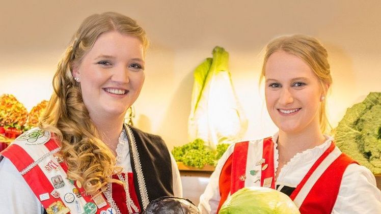 Die Kohlregentinnen (v.l.) Hepke Nöhrenberg (Hepke I.) und Fenja Reimers (Fenja I.) Bild: Dithmarschen Tourismus e. V./Michael Schittek.