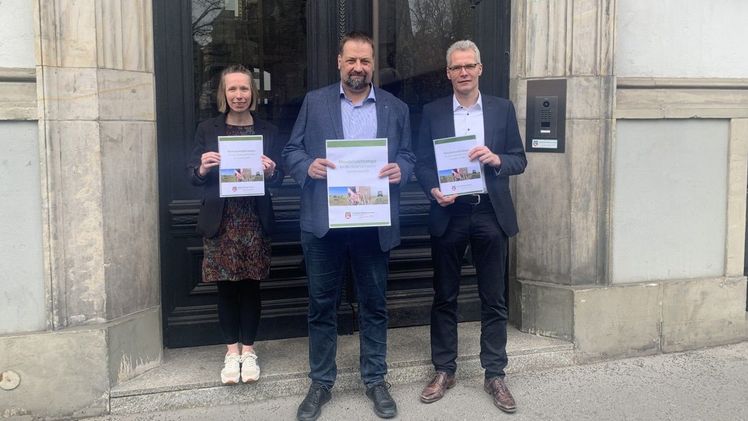 Dr. Nataly Jürges, Dr. Holger Hennies und Hubertus Berges (v.l.) stellen heute im Landvolkhaus die Klimaschutzstrategie des Landvolk Niedersachsen vor. Bild: Landvolk.