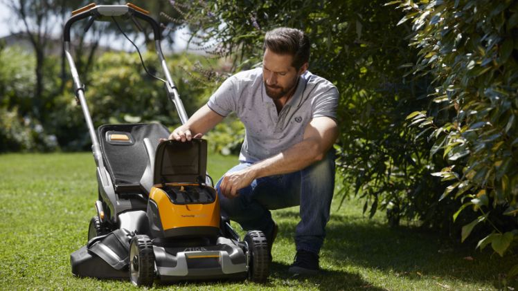 Im Twinclip 50 SQ DAE vereinen sich die Vorzüge der Twinclip Familie mit der neuen Stiga Dual-Battery-AkkuPower. Bild: Stiga.