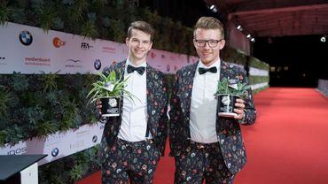 Als lebendige Erinnerung an einen unvergesslichen Abend überreichten zwei „Blumenjungen“ stellvertretend für die Initiative allen Besuchern als Gastgeschenk ein Pflänzchen mit Grußkarte. Bild: Landgard.