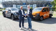 Michael Scharold, Direktor Partnerschaften und Vermarktung beim HSV (links) und Ulf Böge, HKL Ressortleiter Unternehmenskommunikation, freuen sich über die Verlängerung der Partnerschaft. Bild: HKL BAUMASCHINEN.