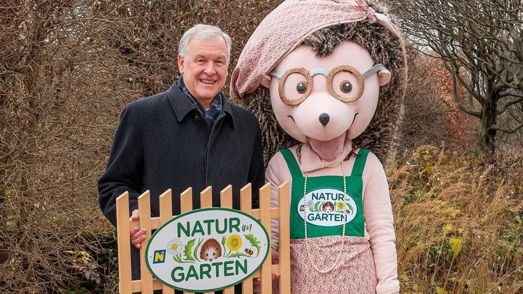 Landesrat Martin Eichtinger und Oma Nig blicken auf ein erfolgreiches Gartenjahr mit einem 100. Geburtstag zurück. Bild: "Natur im Garten" / J. Ehn.