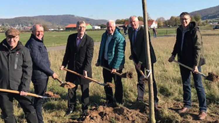 Mit Bäumen dem Klimawandel entgegenwirken: Bundestagsabgeordneter Christian Haase (CDU/CSU) und BdB-Präsident Helmut Selders pflanzen eine Kaiserlinde im nordrhein-westfälischen Lügde. V.l.n.r.: Volker Thiele, Mitarbeiter des Bürgermeisters von Lügde, Heinrich Josef Reker, Bürgermeister Stadt Lügde, Christian Haase, Mitglied des Deutschen Bundestages, Cajus Julius Caesar, Waldbeauftragter des Bundesministerium für Ernährung und Landwirtschaft (BMEL), Helmut Selders, Präsident des Bundes deutscher Baumschulen, Friedhelm Türich, Pieper Pflanzen. Bild: BdB.