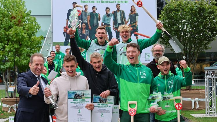 Die drei Siegerteams auf dem Treppchen der "Deutschen Meisterschaft" der Landschaftsgärtnerinnen und -gärtner 2024. Bild: Daniel Karmann/BGL.