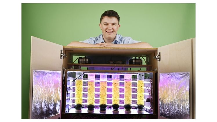 Jugend forscht Bundessieger Cornelius-Ägidian Quint, ausgezeichnet mit dem Preis des Bundeskanzlers für die originellste Arbeit 2022. Bild: Jugend forscht. Jugend forscht Bundessieger Cornelius-Ägidian Quint, ausgezeichnet mit dem Preis des Bundeskanzlers für die originellste Arbeit 2022. Bild: Jugend forscht.