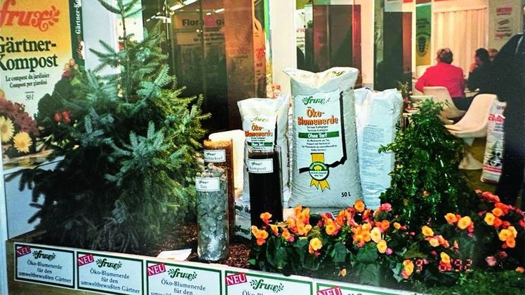 1993 hatte der Einheitserde Werkverband auf der PLANTEC seine erste torffreie Blumenerde unter der Marke frux präsentiert. Bild: Einheitserde Werkverband e.V.