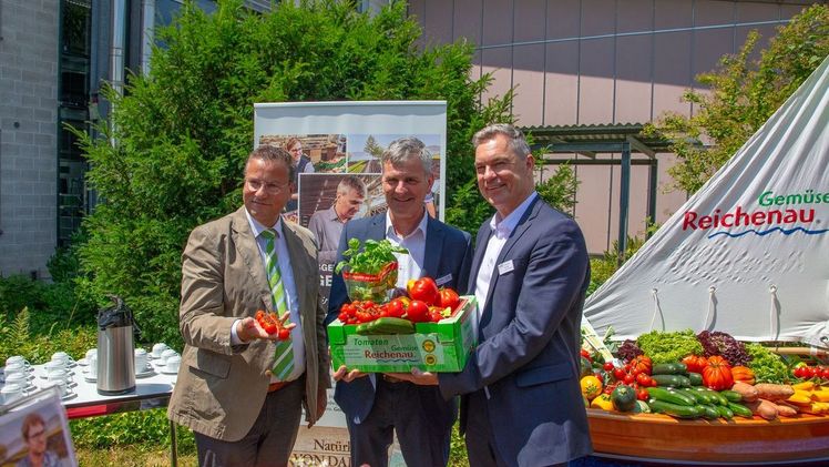 Landwirtschaftsminister Peter Hauk und Reichenau-Gemüse: stellv. Geschäftsführer/ und Produktmanager Christian Müller sowie Geschäftsführer Johannes Bliestle. Bild: Achim Mende.