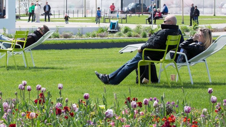 Wiese auf der Landesgartenschau mit Besuchern, Landau 2015. Bild: © Staatskanzlei RLP / Voss.