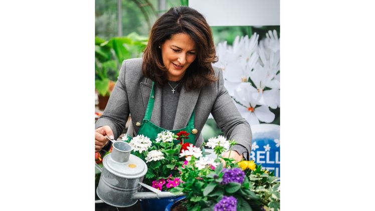 Gartenbauministerin Michaela Kaniber tauft "Bella Stella". Bild: Stefanie Büchl/StMELF. 