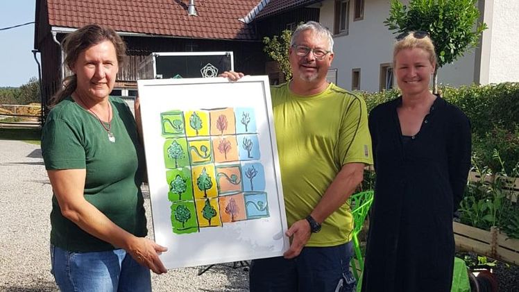 Vorstandsmitglied des VGL BW Uschi App (rechts) überreichte Sarah Müller-Koch und Enno Koch das Vier-Jahreszeiten-Bild anlässlich ihres 25-jährigen Firmenjubiläums. Bild: VGL BW.
