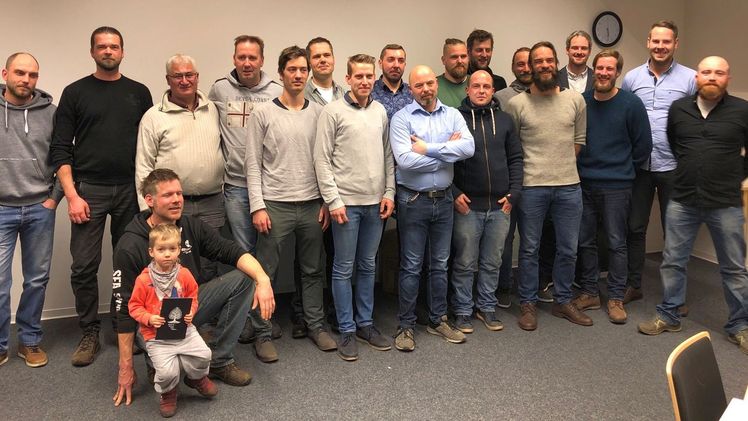 19 frisch ausgebildete Fachagrarwirte Baumpflege und Baumsanierung erhielten in der Hamburger Landwirtschaftskammer ihr Prüfungszeugnis. Bild: Marrett-Foßen/FGL HH.