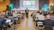 Bert Schmitz (im Vordergrund, Aufsichtsratsvorsitzender Landgard eG), auf dem Podium dahinter v. l. Christoph Klöpper und Moritz Krannich (beide Vorstand Landgard eG) und Dirk Schwichtenberg (stellv. Aufsichtsratsvorsitzender). Bild: Landgard.