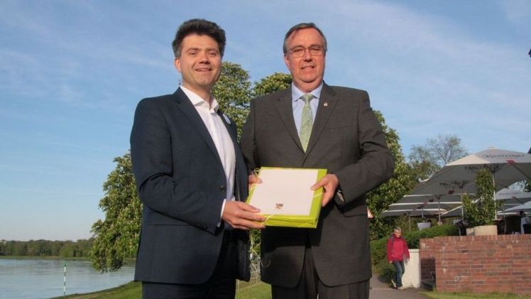 Im Mai übergab Dessau-Roßlaus Bürgermeister Dr. Robert Reck (l.) die Bewerbung zur Bundesgartenschau 2035 an Hajo Hinrichs, den Vorsitzenden der Gesellschafterversammlung der DBG. Nach eingehender Prüfung hat die DBG die Bewerbung nun offiziell angenommen. Bild: Deutsche Bundesgartenschau-Gesellschaft.
