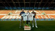 Vielfältige Partnerschaft vereinbart: EDEKA wird offizieller Ernährungspartner des FC Augsburg. V. l.: Michael Ströll, Geschäftsführer FC Augsburg, Claus Hollinger, Vorstandssprecher der EDEKA Südbayern Handels Stiftung & Co. KG, sowie Pierre Lemmermeyer, Mitglied der Geschäftsleitung des FC Augsburg. Bild: © FC Augsburg.