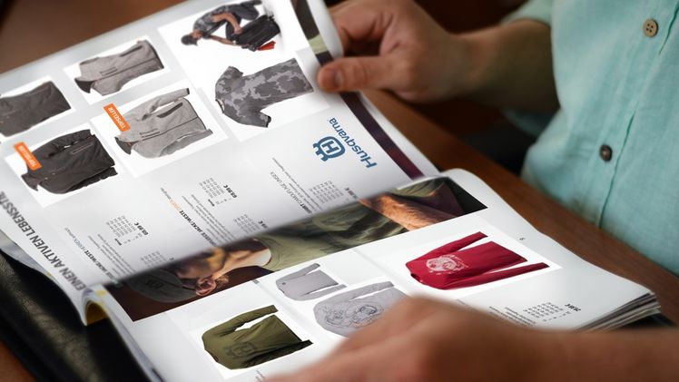 Wo Fan-Herzen höher schlagen – der neue Husqvarna-Fankatalog mit hochwertigen Accessoires für große und kleine Fans. Bild: Husqvarna.