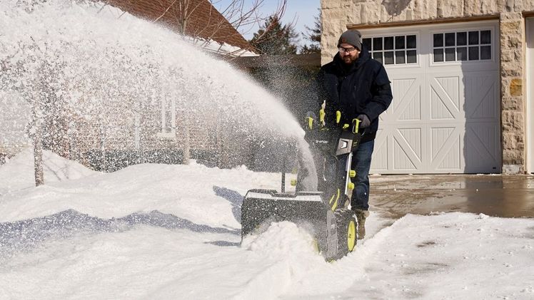 Mit einer Räumbreite von 61 cm werden auch größere Flächen zügig vom Schnee befreit. Bild: Ryobi.