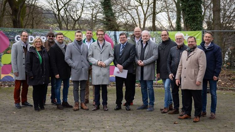 Gruppenbild von dem Baustellenbesuch. Bild: © HMLU.