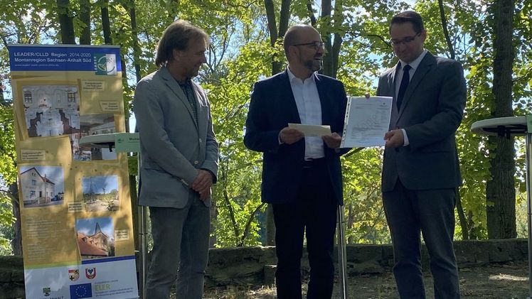 Andy Haugk übergab Christoph Schulze sowie Michael Steinland die Bescheide über die Förderung der „Vorhaben im Rahmen der lokalen Entwicklungsstrategie (LEADER)“. Bild: LaGa Bad Dürrenberg.