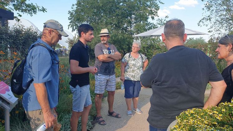 Jochen Hecker informierte die Besucher am Treffpunkt Grün auf der Gartenschau Eppingen darüber, wie Schwimmteiche und Naturpools gebaut werden. Bild: GaLaBau BW. 