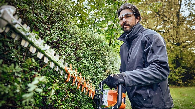 Der bürstenlose, elektronisch gesteuerte EC- Motor der STIHL HSA 100 erzeugt eine konstant hohe Hubzahl. Dabei ist die Akku-Heckenschere so leise, dass selbst bei ganztägigem Arbeiten kein Gehörschutz erforderlich ist und sich das Gerät auch für den Einsatz in lärmsensiblen Bereichen hervorragend eignet. Bild: STIHL.