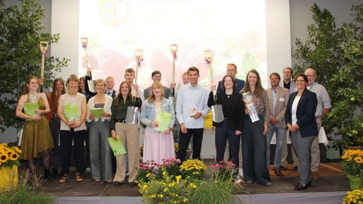 Die jeweils erfolgreichsten drei Auszubildenden jeder Fachrichtung durften sich über hochwertige und zugleich praxisnahe Geschenke freuen. Bild: LWK Schleswig-Holstein.