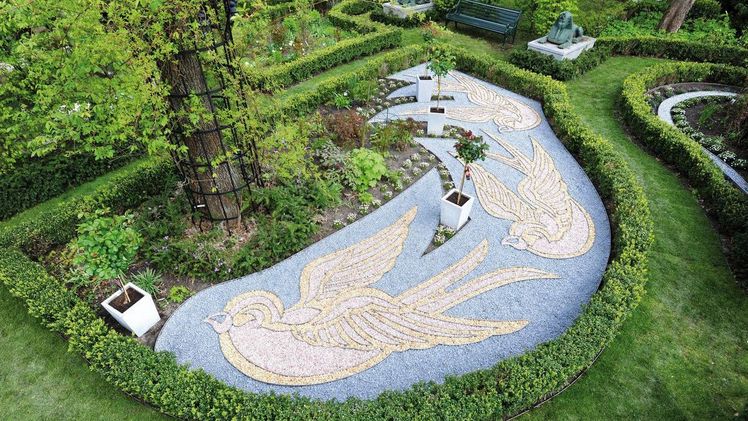 Zierkiesbeete sind ein Hingucker in Gärten. Mithilfe von flexiblen Beeteinfassungen der Richard Brink GmbH & Co. KG lassen sich die unterschiedlichen Kiesschüttungen exakt voneinander trennen. Bild: Richard Brink GmbH & Co. KG.