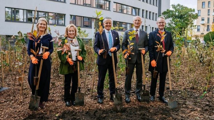 Gemeinsamer Auftakt für die STIHL Tiny Forest Initiative in Stuttgart: Selina Stihl und Karen Tebar, beide stellv. STIHL Beirats- &amp; Aufsichtsratsvorsitzende, Dr. Frank Nopper, Oberbürgermeister der Landeshauptstadt Stuttgart, Dr. Nikolas Stihl, STIHL Beirats- und Aufsichtsratsvorsitzender und Alexander Wehrle, Vorstandsvorsitzender VfB Stuttgart (v.l.), bei der symbolischen Pflanzaktion. Bild: STIHL.