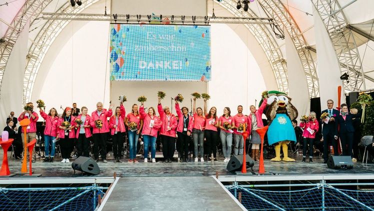 Der Samstag stand ganz im Zeichen der Überlinger, mit Festakt auf der Sparkasse-Bodensee-Bühne und eine Ehrung der vielen ehrenamtlichen Helferinnen und Helfer. Bild: LaGa Überlingen.