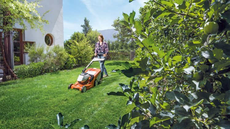 Bei den neuen STIHL Akku-Rasenmähern aus dem AP-System Mäher sorgt die sogenannte serielle Entladung für zusätzlichen Komfort bei der Rasenpflege, denn sie schalten automatisch zwischen den mitgeführten Akkus um. Der manuell Wechsel des Akkus entfällt somit. Bild: STIHL.