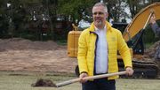Rainer Ostmann beim Spatenstich für sein neues Gartencenter in Oldenburg. Bild: GABOT.