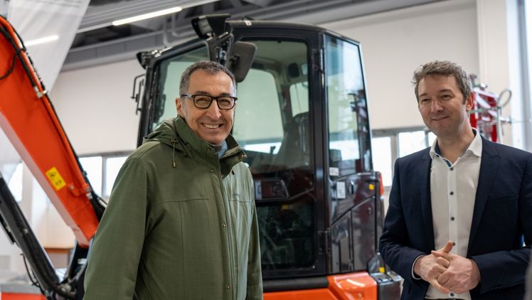 DEULA-Geschäftsführer Marco Riley (li) traf auf einen interessierten Bundeslandwirtschaftsminister Cem Özdemir, der sich die DEULA gGmbH auf einem ausführlichen Rundgang im Detail ansah. Bild: DEULA/Reidel.