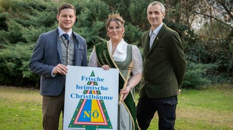 Maximilian Engelhardt übergibt seine Geschäftsführertätigkeit an Sebastian Jungbauer. Christbaumkönigin Caroline König gratuliert. Bild: ARGE NÖ Christbaumbauern.