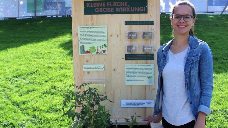 Elisa Schwemmle präsentiert die Kleingarten-Installation auf der Schweizerwiese. Bild: © Gartenschau Bad Herrenalb 2017