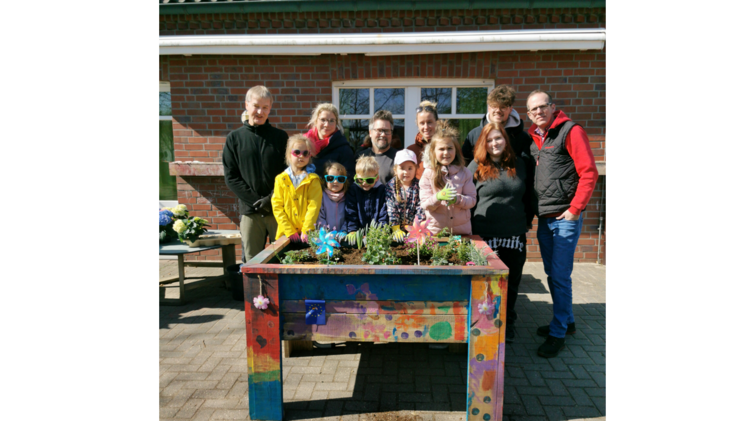 Hintere Reihe von links: Holger Gamert, Pia Heister, Thorsten Stern, Lisa Biedermann, Arcangelo Taverniti, Marcus Trappe. Vordere Reihe: Sophia, Emma, Milan, Layla, Helena und Lucy Satzke. Bild: Agrobusiness Niederrhein.