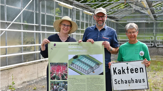 v.l.: Christine Schneider, Leiterin des Botanischen Gartens, Volker Lange, Abteilungsleiter Freiraumplanung beim Umwelt‐ und Gartenamt, sowie Christine Böhm von den Kakteenfreunden Friedrich Ritter e.V. Bild: Stadt Kassel/Michael Schwab.