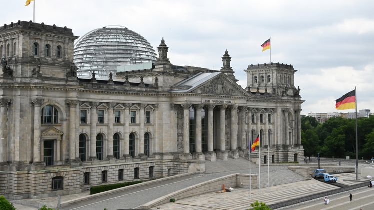 Reichstagsgebäude, Reichstag, Außenansichten, Fahne, Fahnen, Westseite. Bild: Deutscher Bundestag, Achim Melde.