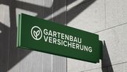 Das Mockup zeigt beispielhaft den neuen Markenauftritt der Gartenbau-Versicherung. Das Logo mit Keimling und Kreis steht für die grüne Branche und ihren Schutz. Bild: © Gartenbau-Versicherung 2026.