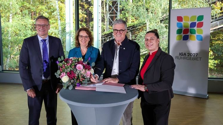 Stefan Szuggat, Beigeordneter für Umwelt, Planen und Wohnen der Stadt Dortmund Ursula Mehrfeld, Vorsitzende der Geschäftsführung der Stiftung Industriedenkmalpflege und Geschichtskultur Hanspeter Faas, Sprecher der Geschäftsführung der IGA 2027 Ruhrgebiet, Lydia Frotscher, Leiterin der Gärtnerischen Ausstellungen der IGA 2027. Foto: IGA 2027/Rupert Oberhäuser.