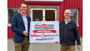 Felix Mölders, geschäftsführender Gesellschafter der Mölders Gruppe, und Thorsten Wulff vor dem Standort von Bauma Wulff in Celle. Die Mölders Gruppe übernimmt den Baustofffachhandel zum 1. Januar 2027. Bild: hagebau.