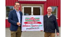 Felix Mölders, geschäftsführender Gesellschafter der Mölders Gruppe, und Thorsten Wulff vor dem Standort von Bauma Wulff in Celle. Die Mölders Gruppe übernimmt den Baustofffachhandel zum 1. Januar 2027. Bild: hagebau.